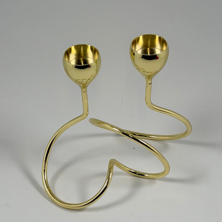 Moderna eleganta ljusstakar i metall med guldfinish