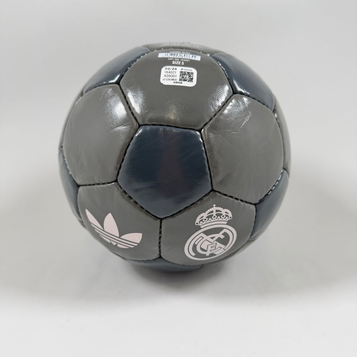 Adidas fotboll med Real Madrid-emblem