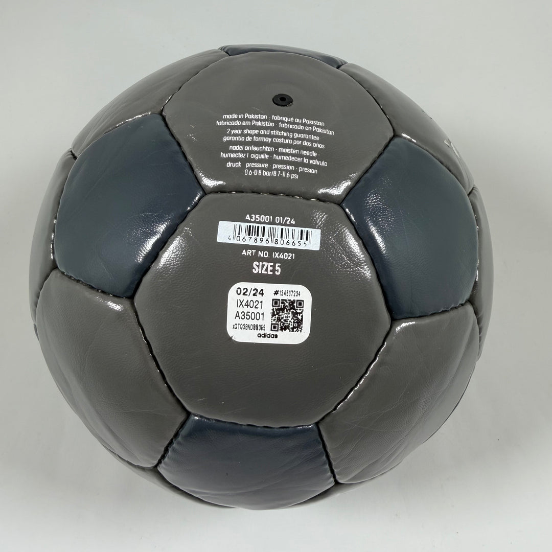 Adidas fotboll med Real Madrid-emblem