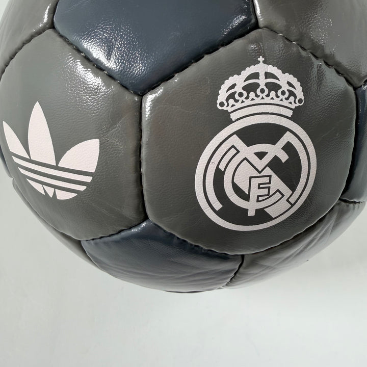 Adidas fotboll med Real Madrid-emblem