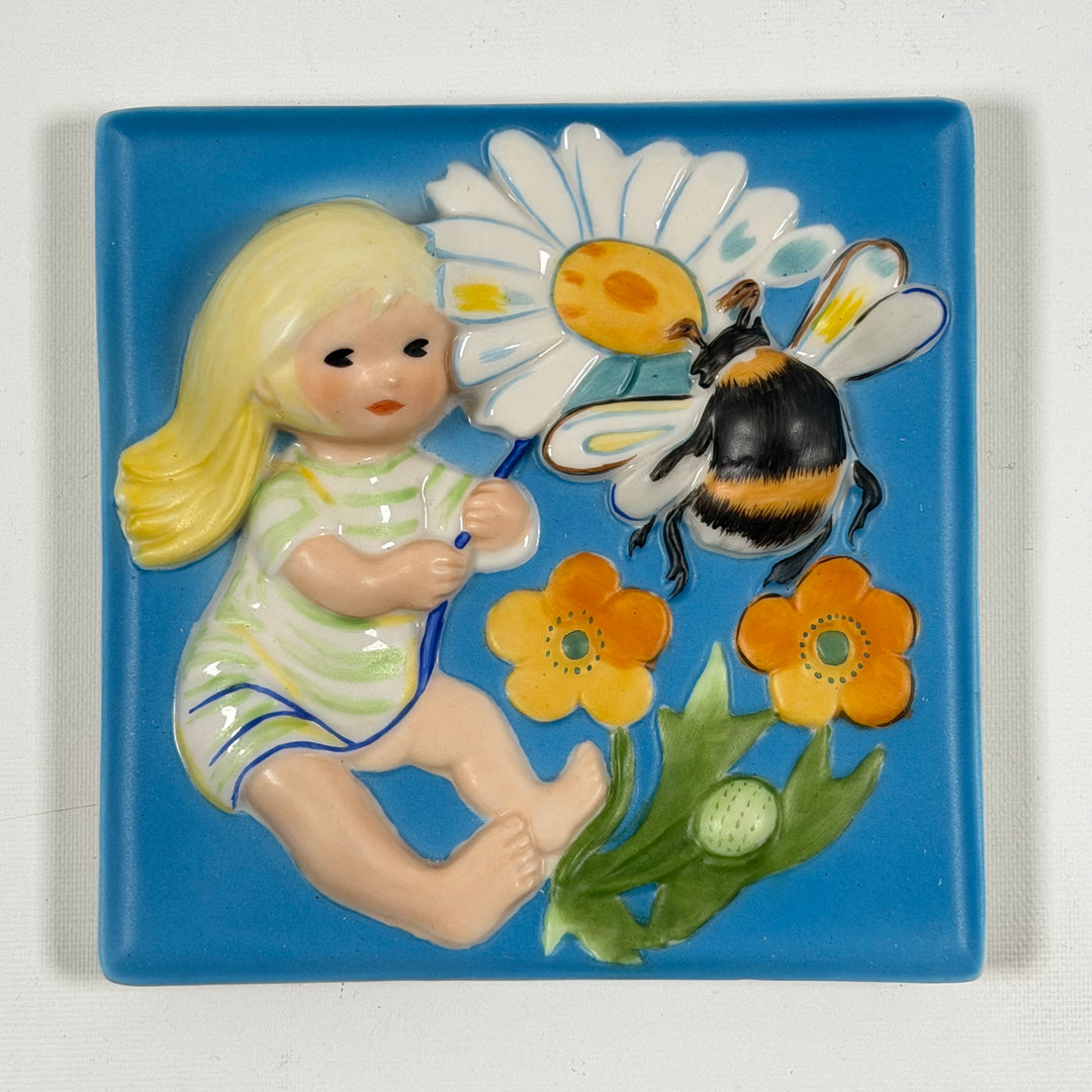 Dekorativ Keramikplatta Flicka & Humla Fyrklövern