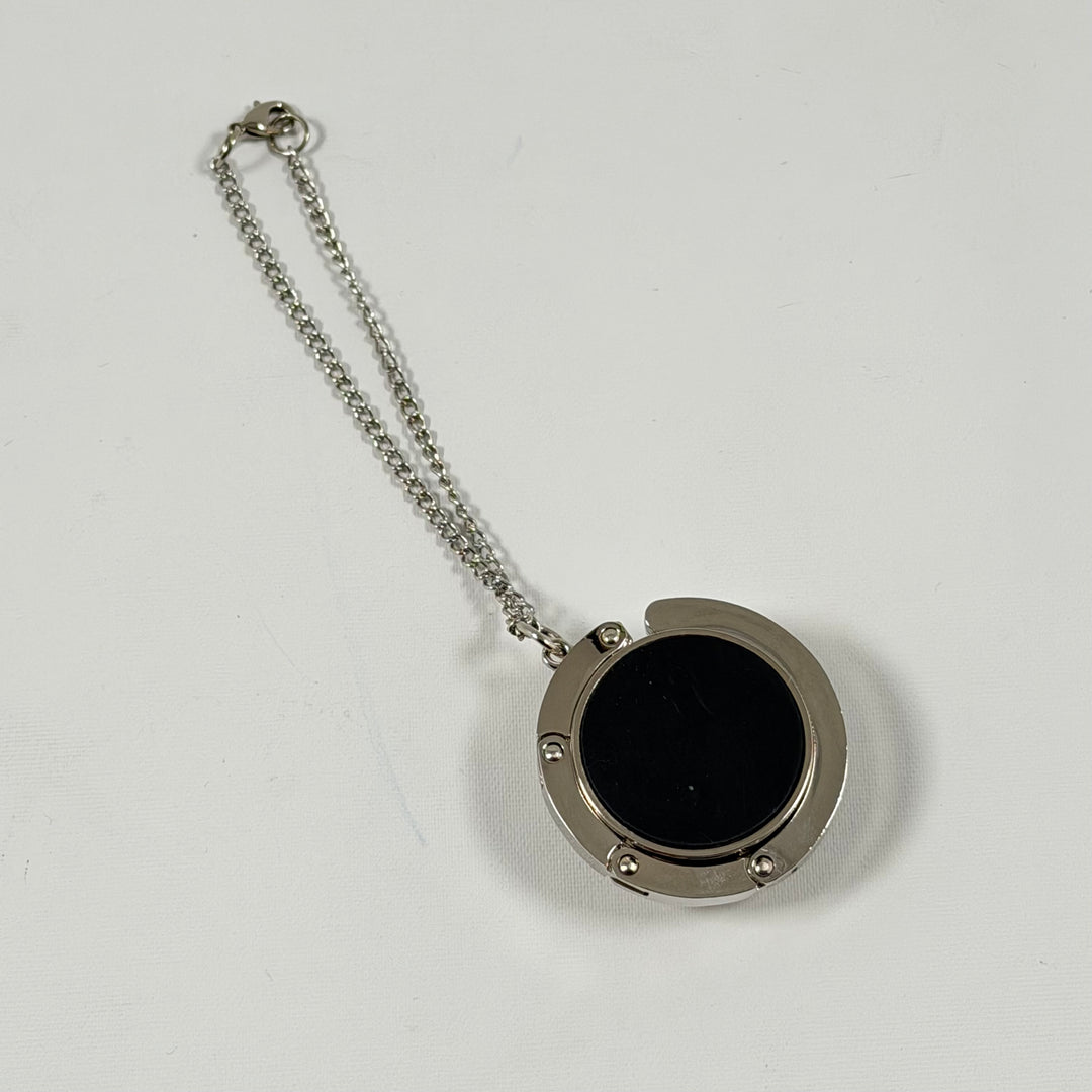 Elegant hänge med röd och svart design