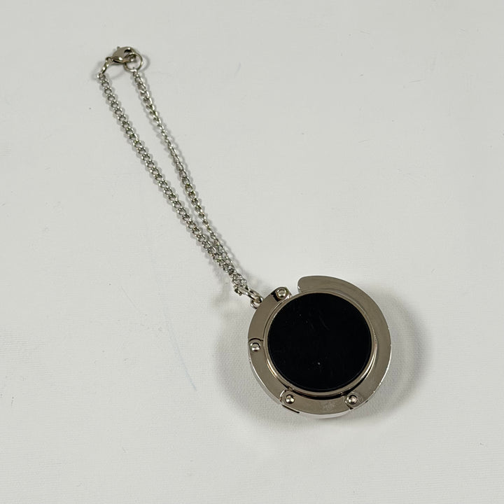 Elegant hänge med röd och svart design