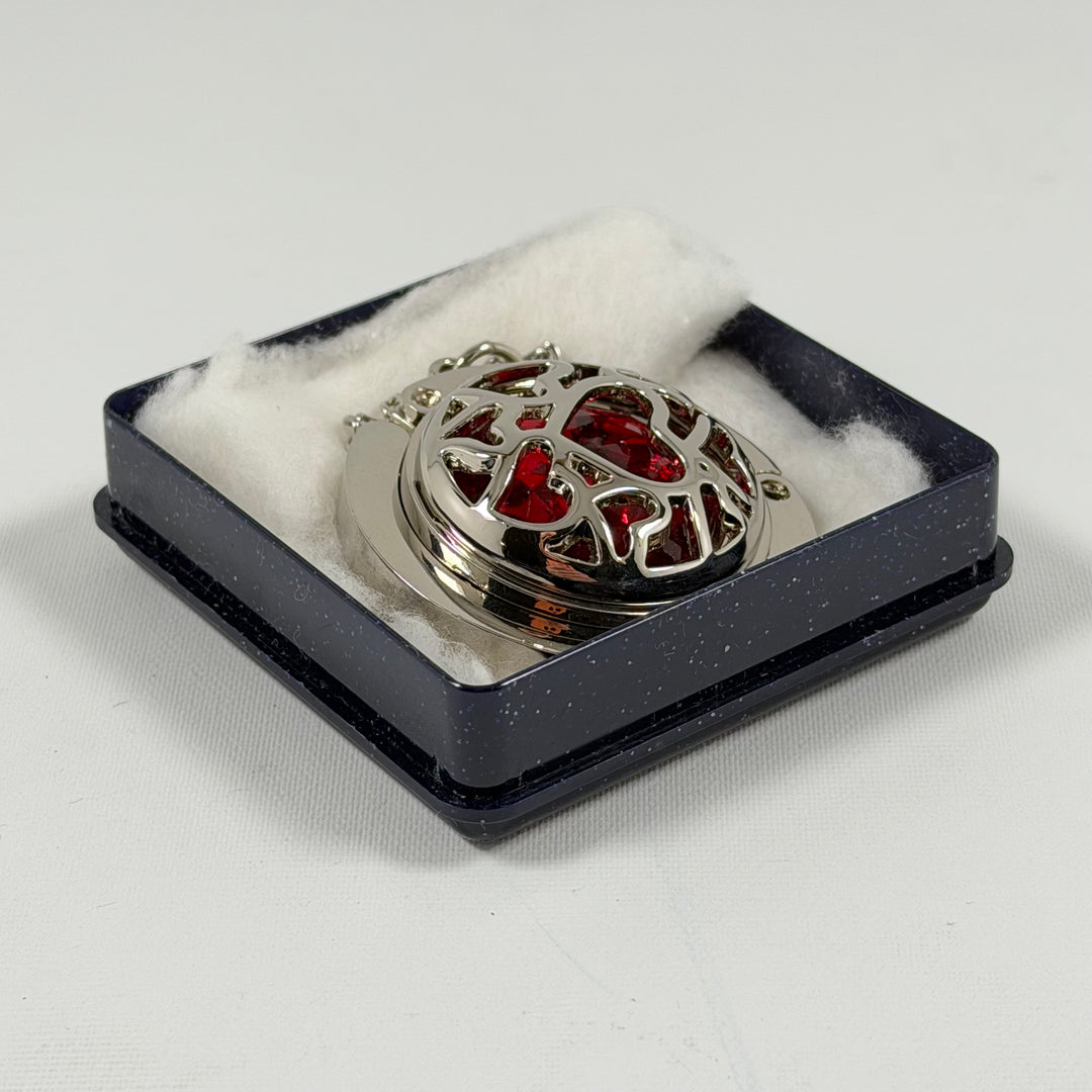 Elegant hänge med röd och svart design