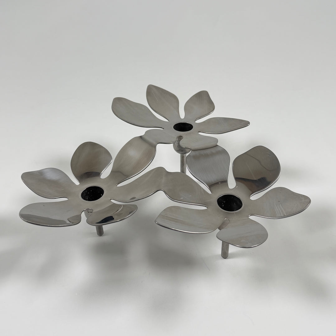 Modern elegant ljusstake i blommigt polerat stål