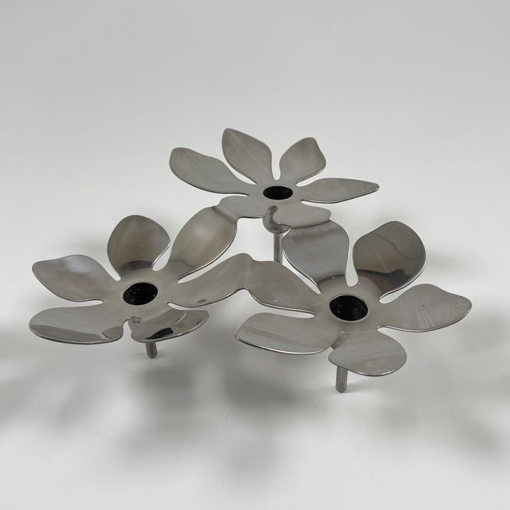 Modern elegant ljusstake i blommigt polerat stål