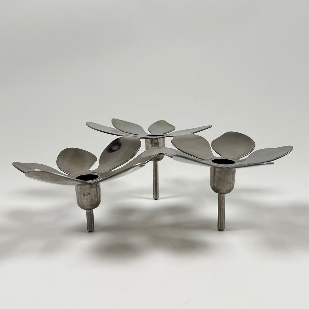 Modern elegant ljusstake i blommigt polerat stål