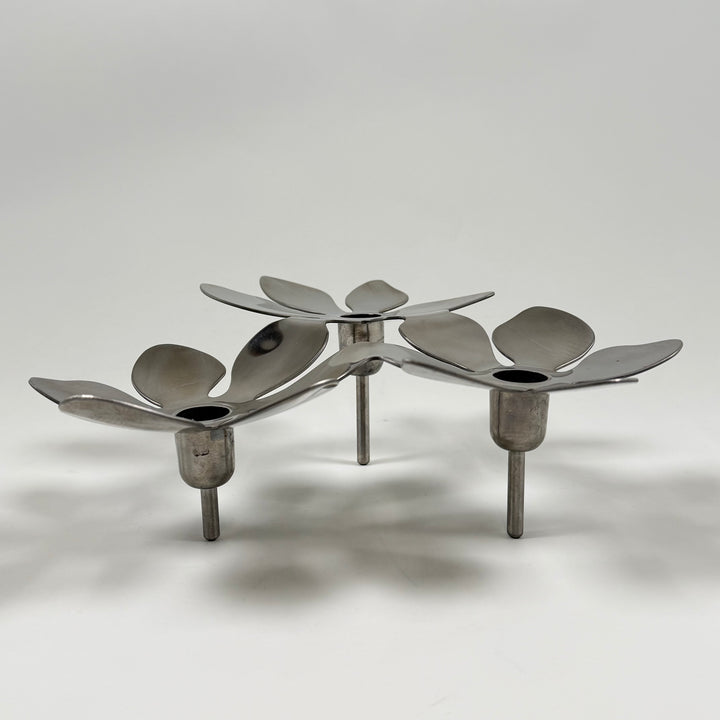 Modern elegant ljusstake i blommigt polerat stål