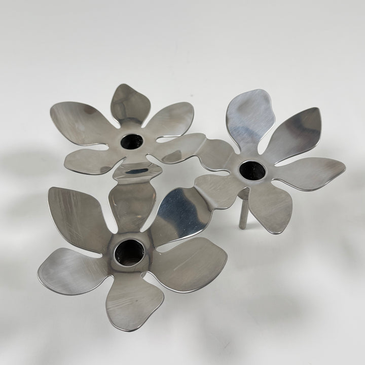 Modern elegant ljusstake i blommigt polerat stål