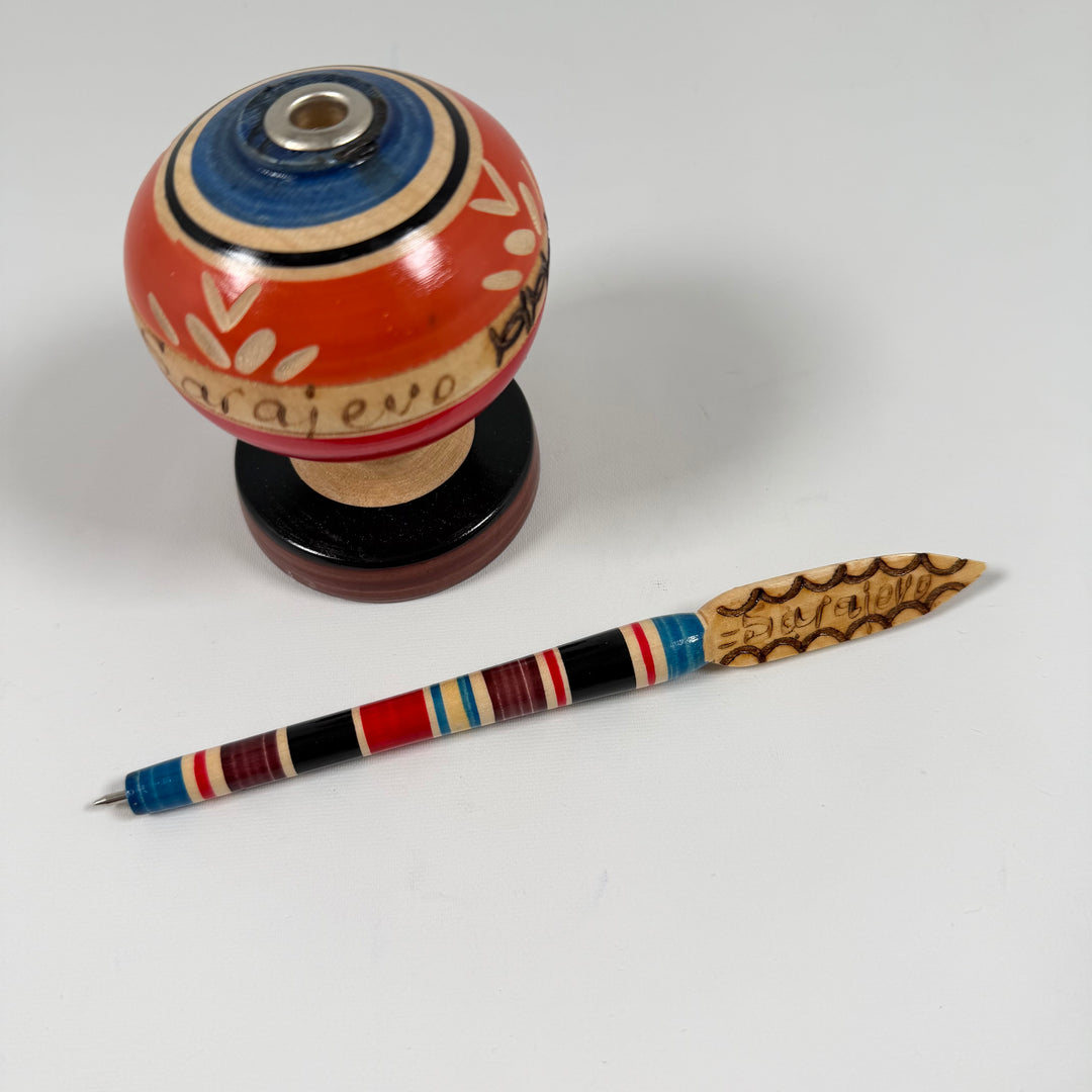 Färgglad souvenirpenna från Sarajevo med trädetaljer