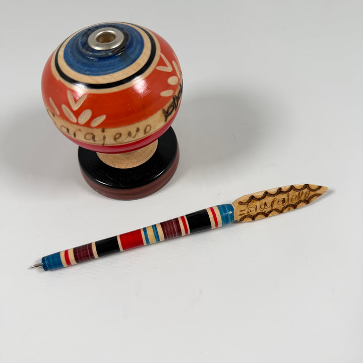 Färgglad souvenirpenna från Sarajevo med trädetaljer