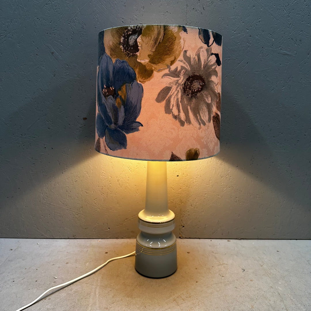 Retro bordslampa med blommig skärm i keramik