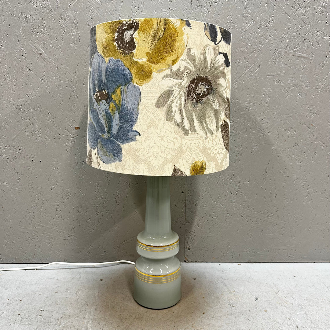 Retro bordslampa med blommig skärm i keramik
