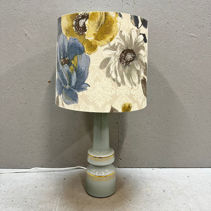 Retro bordslampa med blommig skärm i keramik