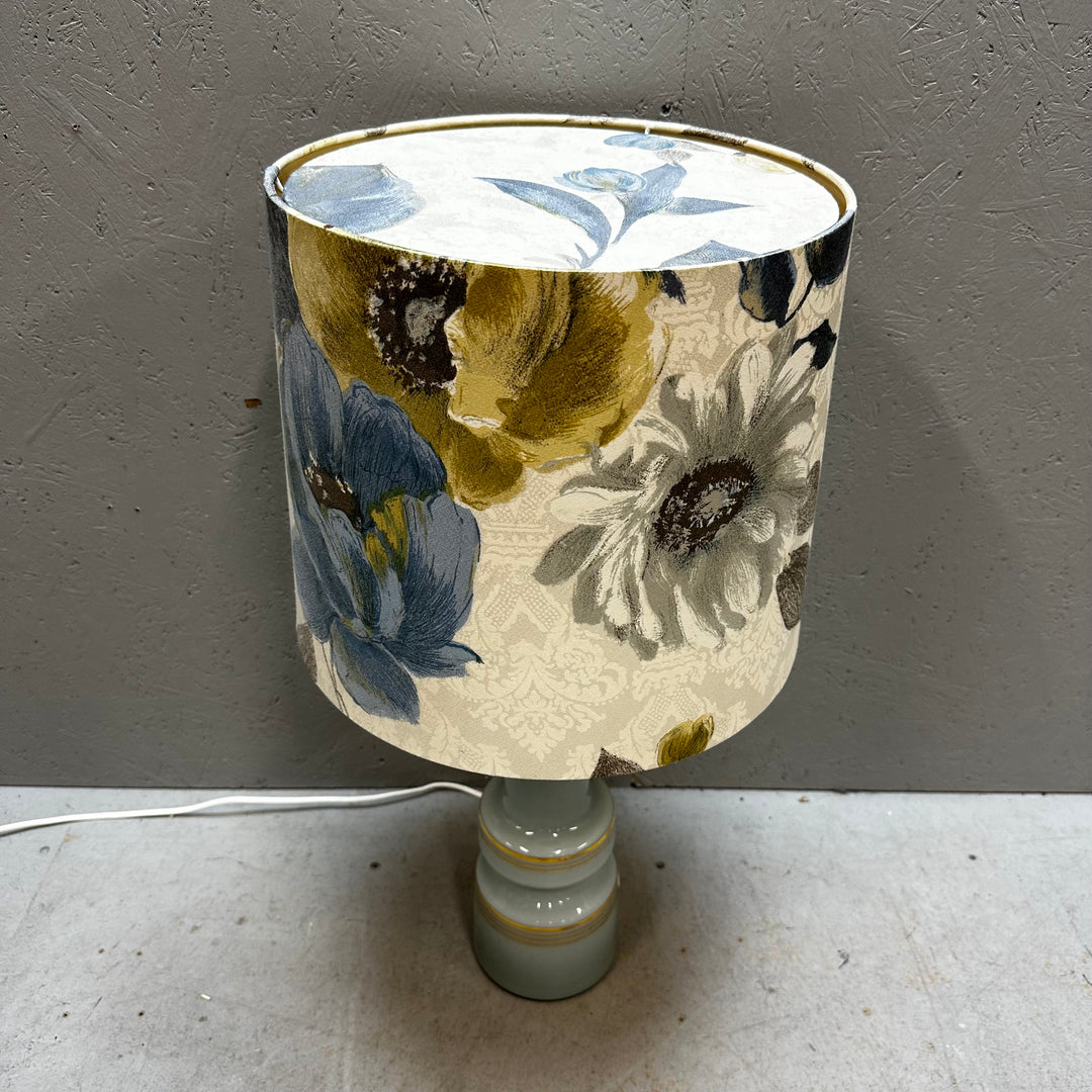 Retro bordslampa med blommig skärm i keramik