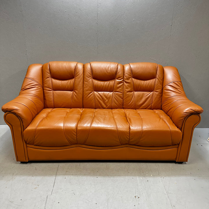 Elegant tredelad soffa i karamellfärgat läder