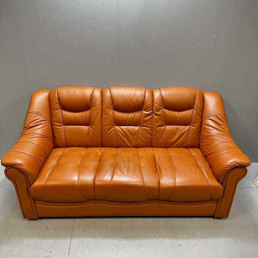 Elegant tredelad soffa i karamellfärgat läder