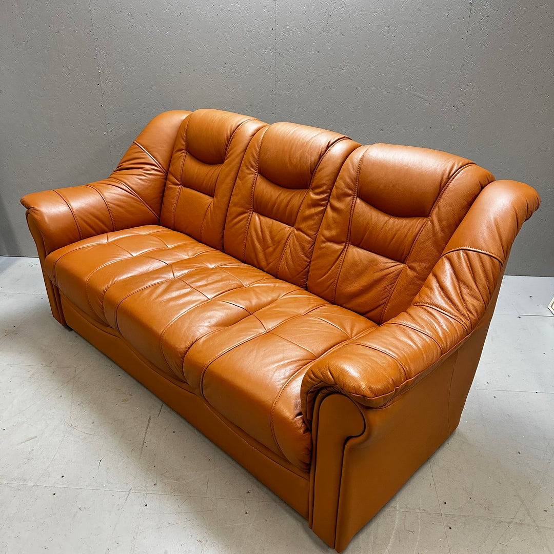 Elegant tredelad soffa i karamellfärgat läder