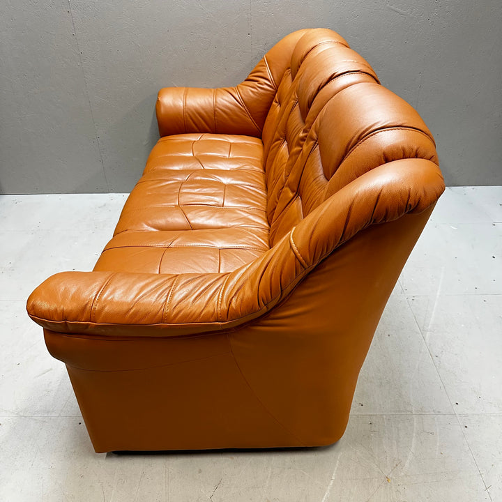 Elegant tredelad soffa i karamellfärgat läder