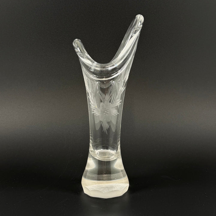 Retro kristallvas med ingraverat blommönster
