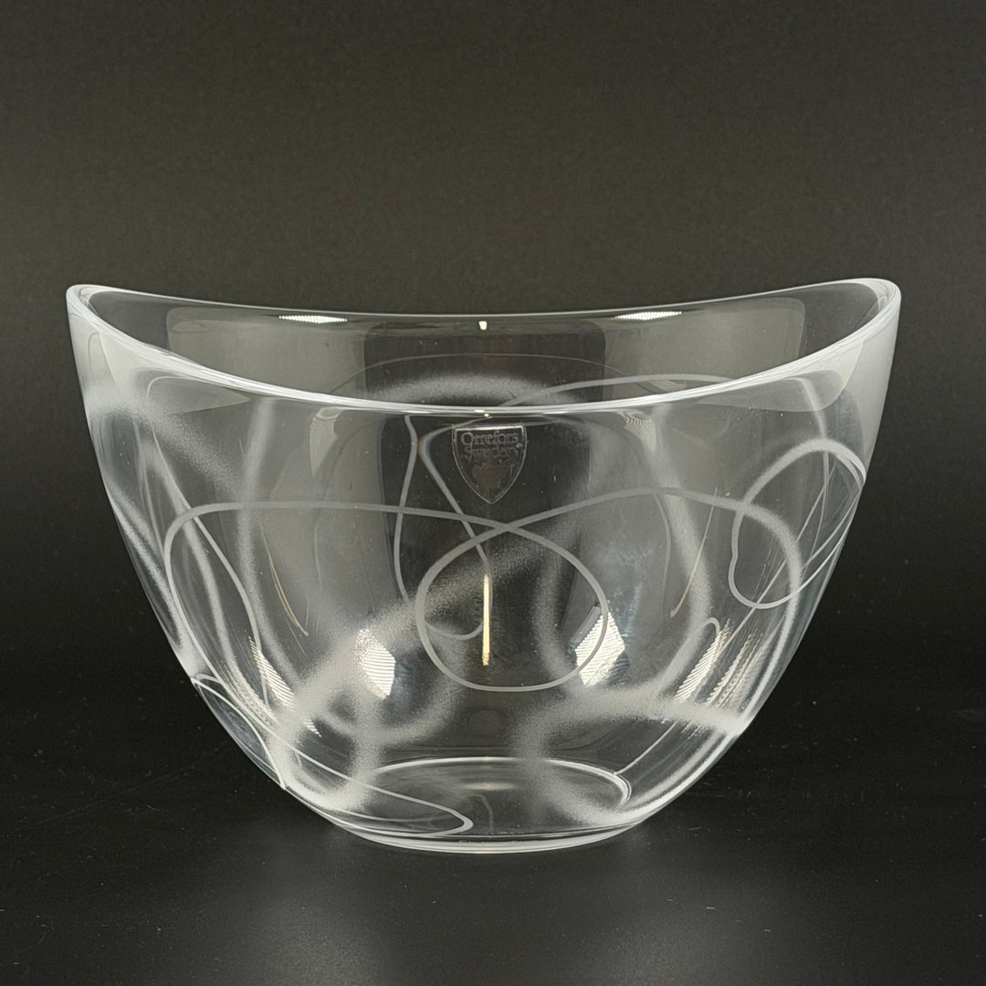 Orrefors elegant kristallvas med vitgravyr