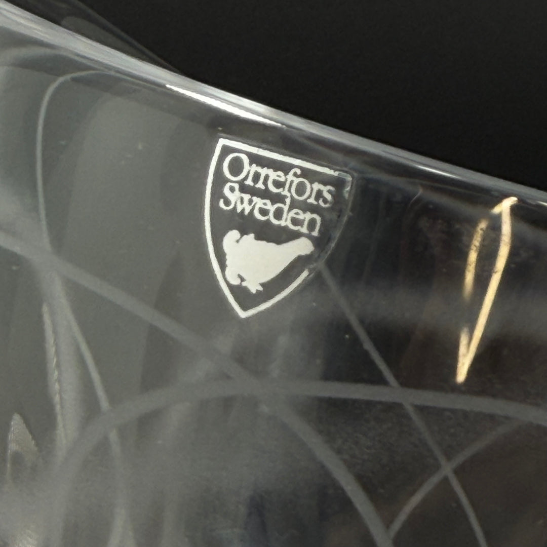 Orrefors elegant kristallvas med vitgravyr