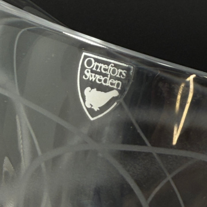 Orrefors elegant kristallvas med vitgravyr