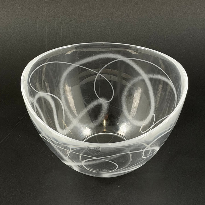 Orrefors elegant kristallvas med vitgravyr