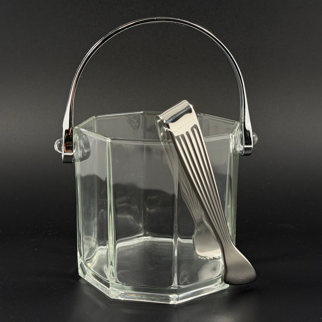 Elegant och modern glasskål med metallhandtag