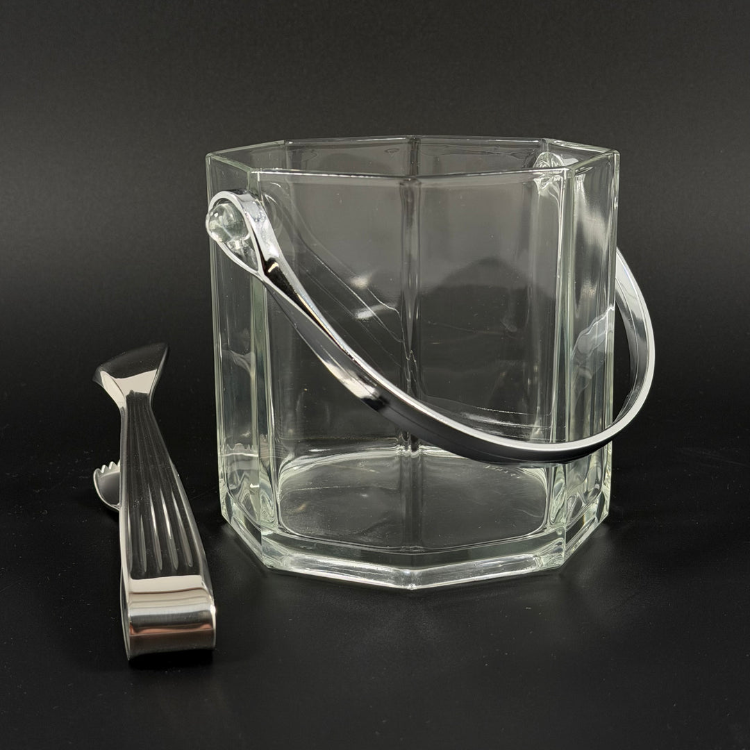 Elegant och modern glasskål med metallhandtag