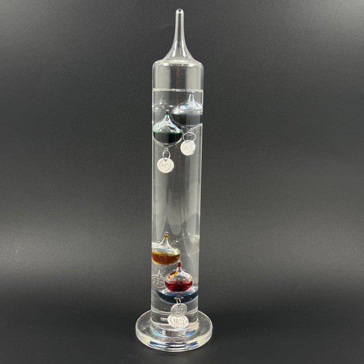 Elegant Galileo glastermometer med färgglada kulor