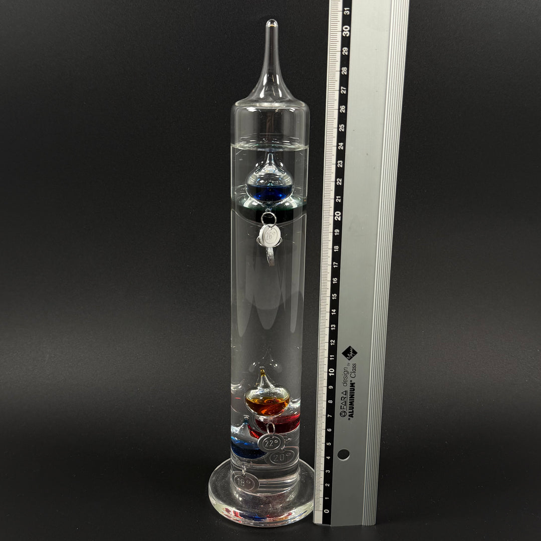 Elegant Galileo glastermometer med färgglada kulor