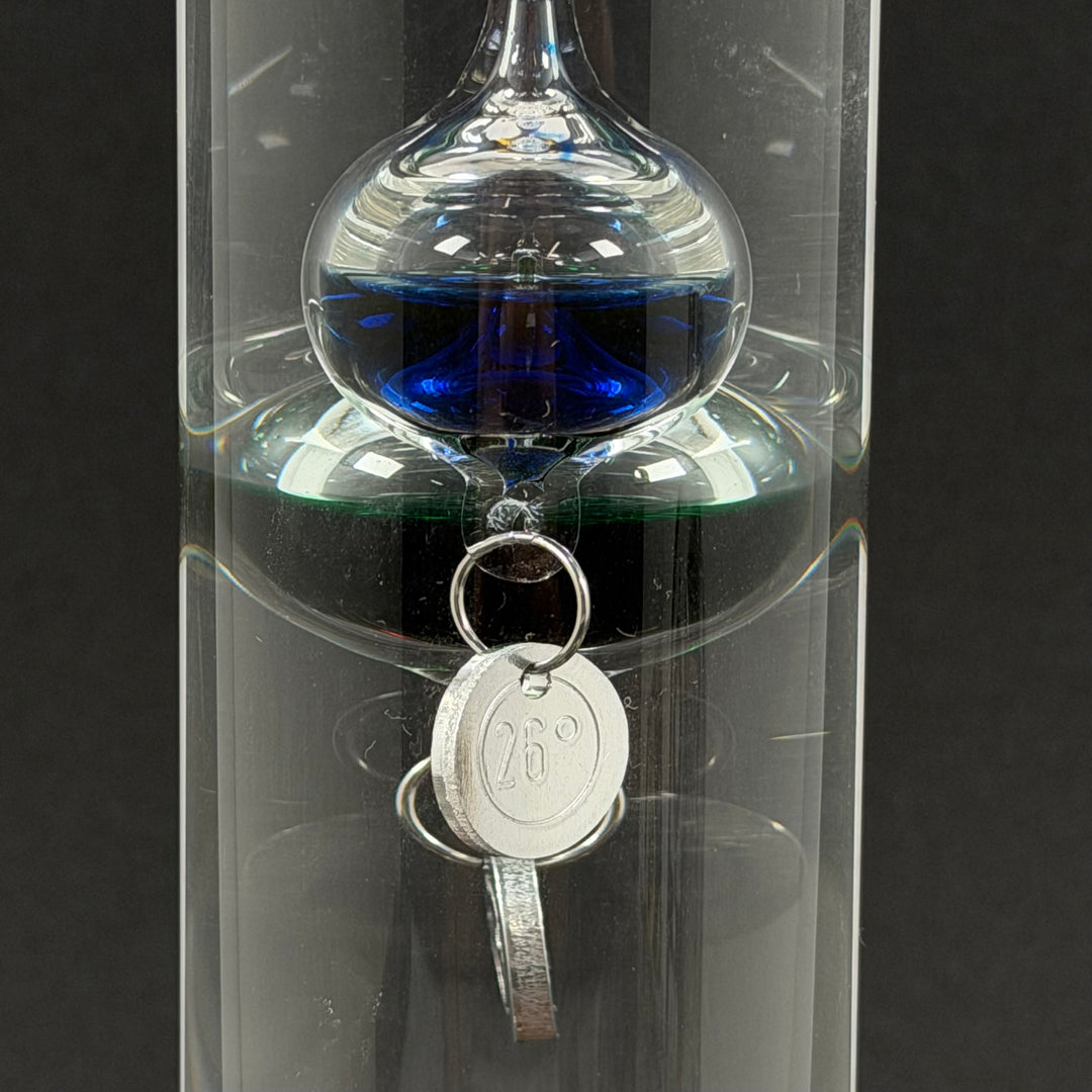 Elegant Galileo glastermometer med färgglada kulor