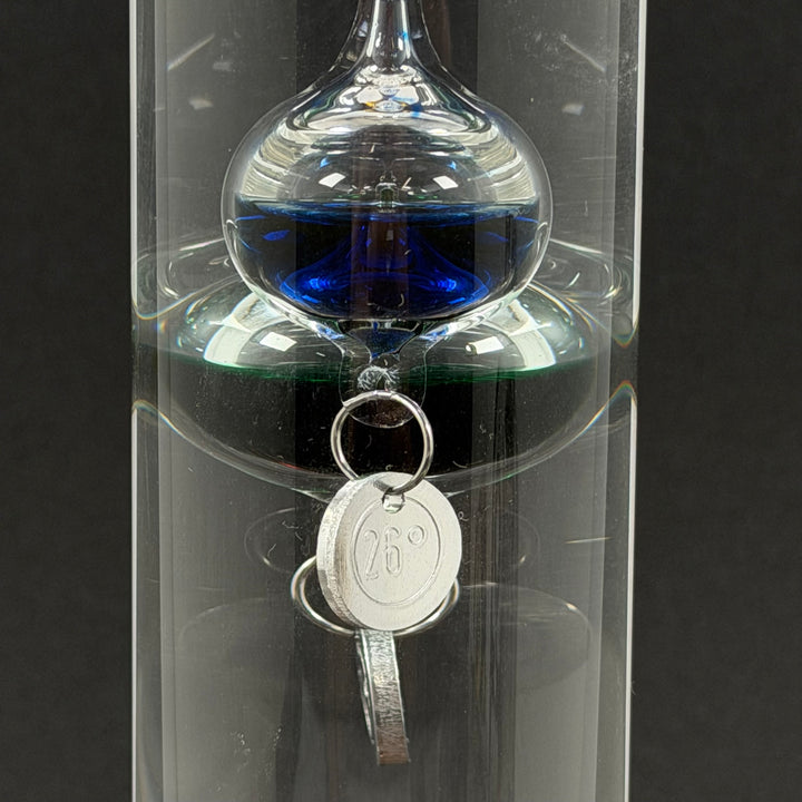 Elegant Galileo glastermometer med färgglada kulor