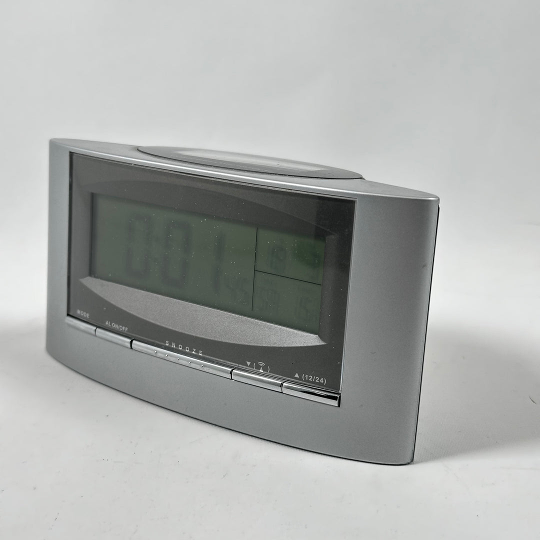 Solcellsdriven modern väckarklocka i plast