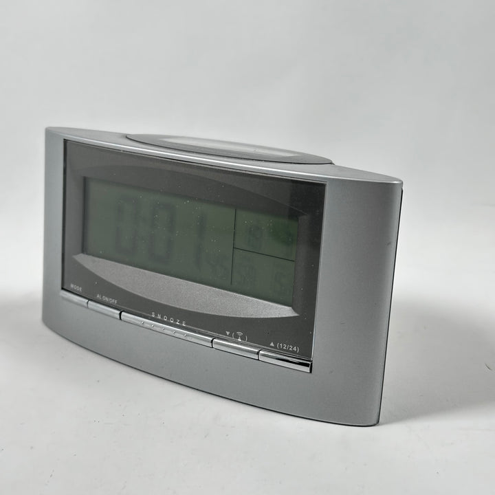 Solcellsdriven modern väckarklocka i plast