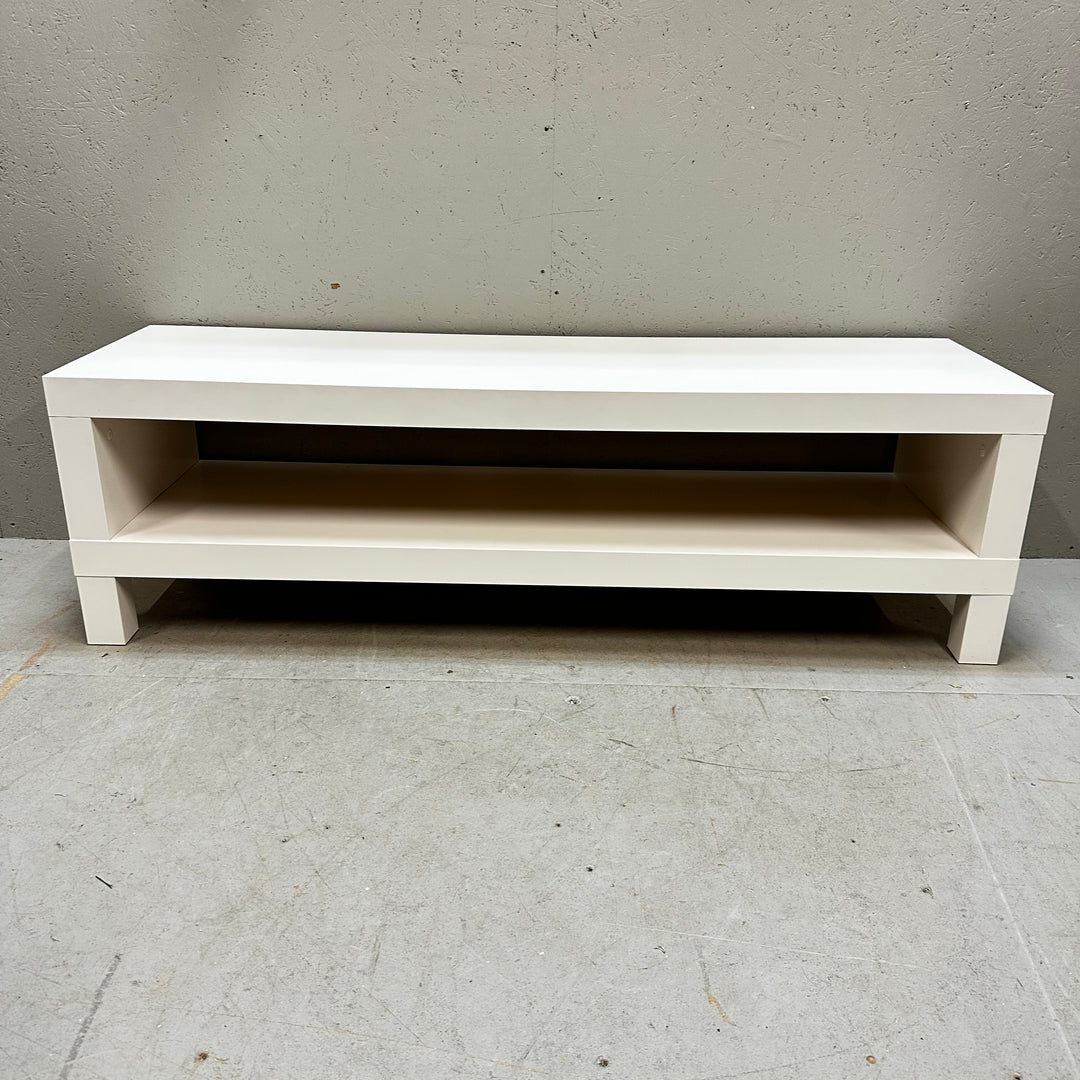 Modern vit mediabänk med två hyllor