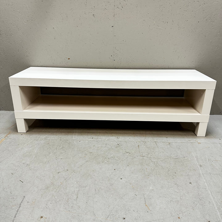 Modern vit mediabänk med två hyllor