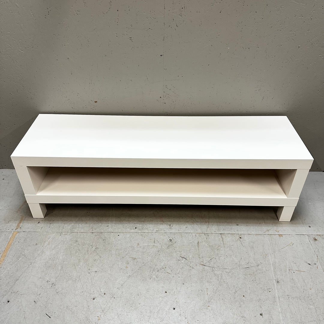 Modern vit mediabänk med två hyllor