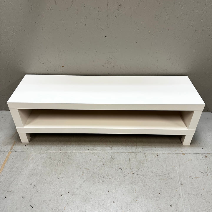 Modern vit mediabänk med två hyllor