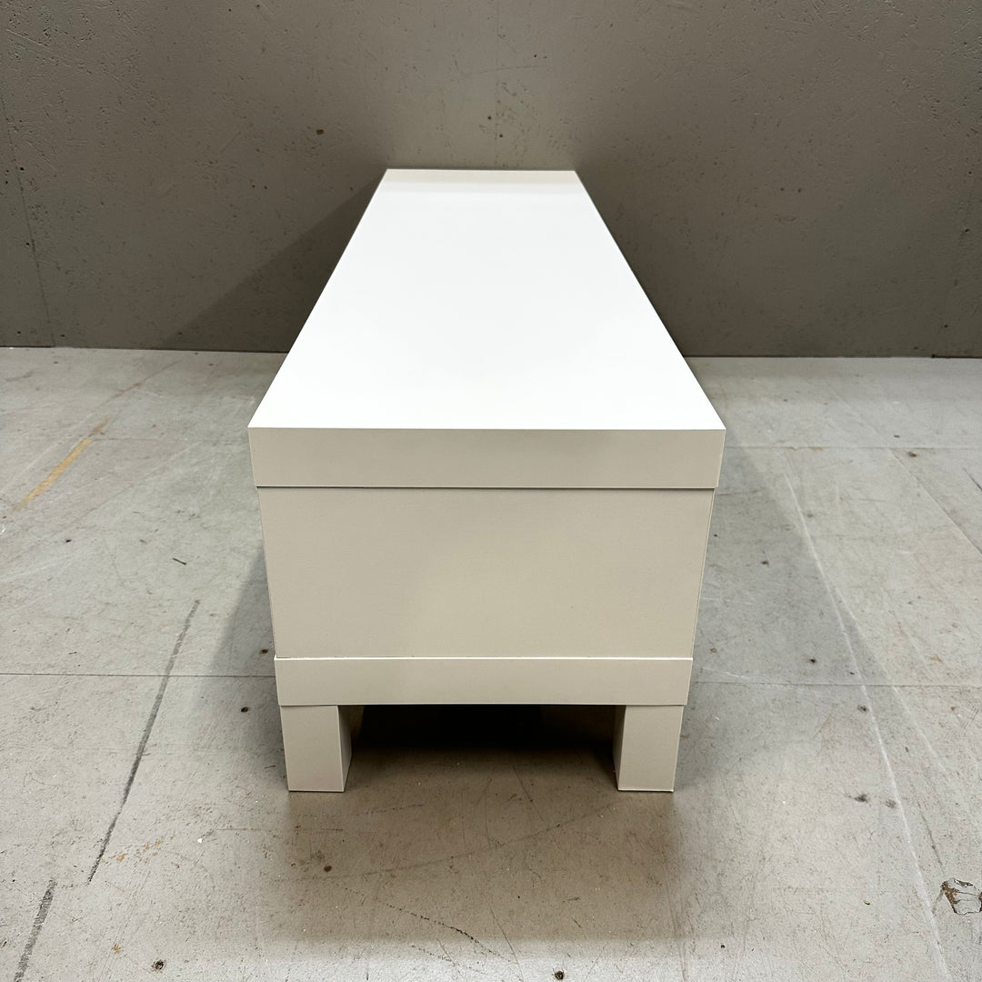 Modern vit mediabänk med två hyllor