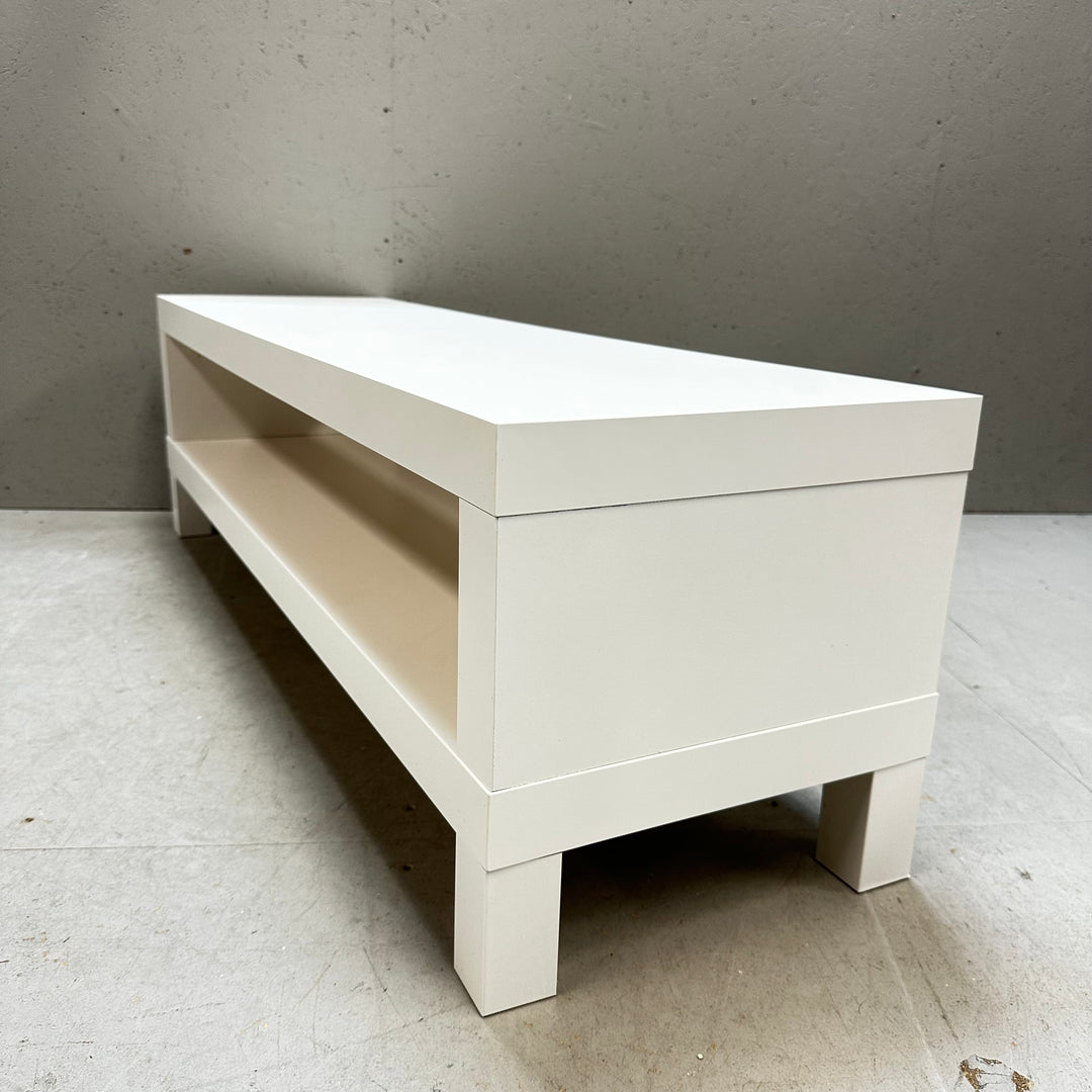 Modern vit mediabänk med två hyllor