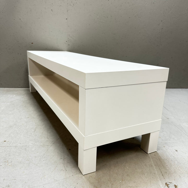 Modern vit mediabänk med två hyllor