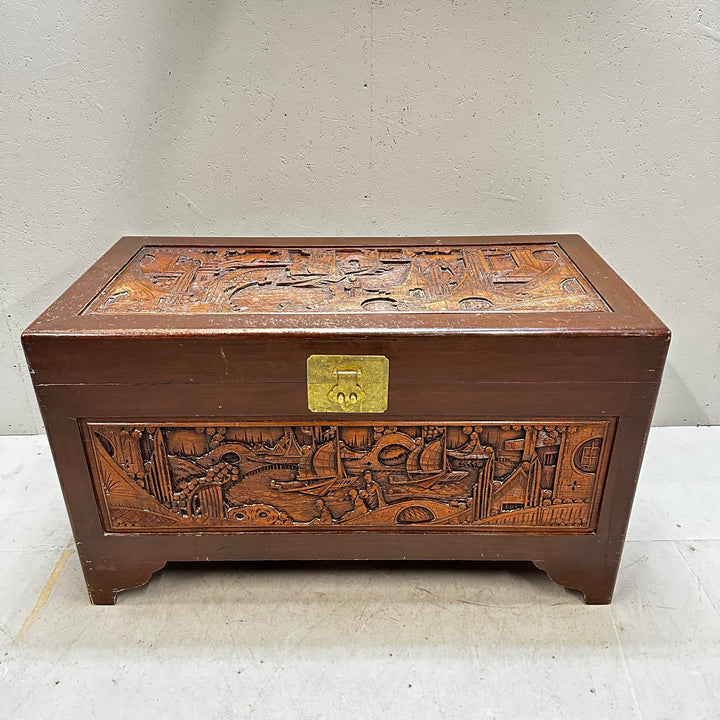 Retro träskrin med antika mässingsdetaljer