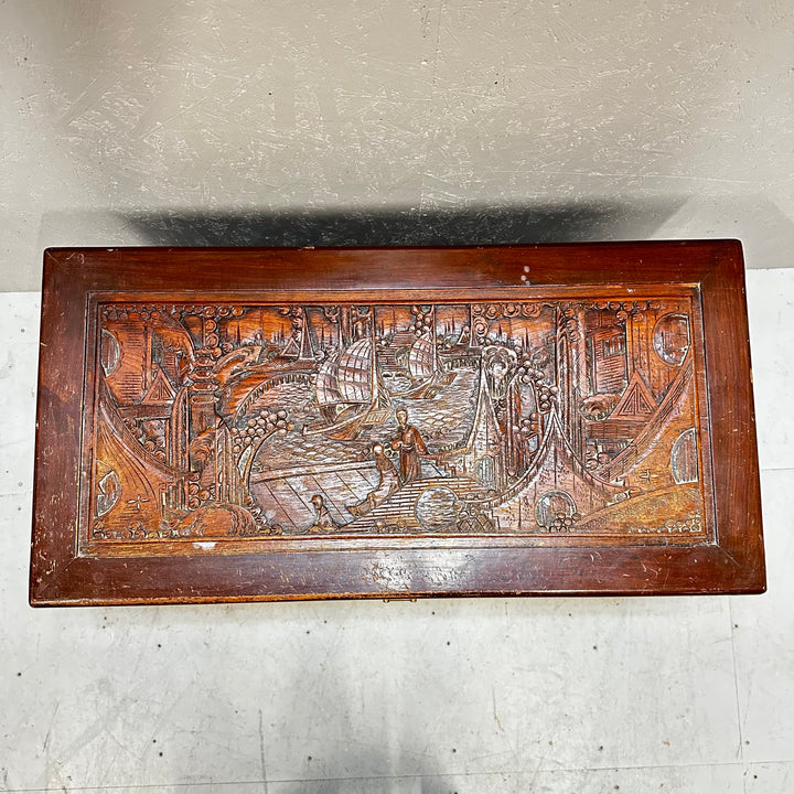 Retro träskrin med antika mässingsdetaljer