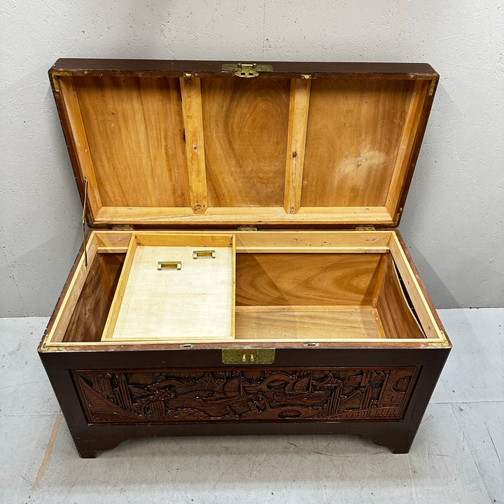 Retro träskrin med antika mässingsdetaljer