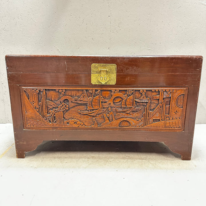 Retro träskrin med antika mässingsdetaljer