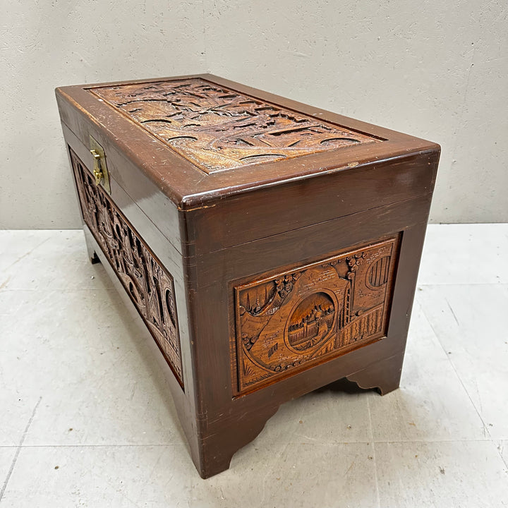 Retro träskrin med antika mässingsdetaljer