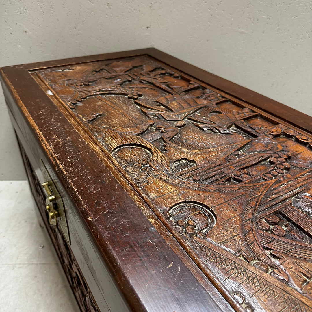 Retro träskrin med antika mässingsdetaljer