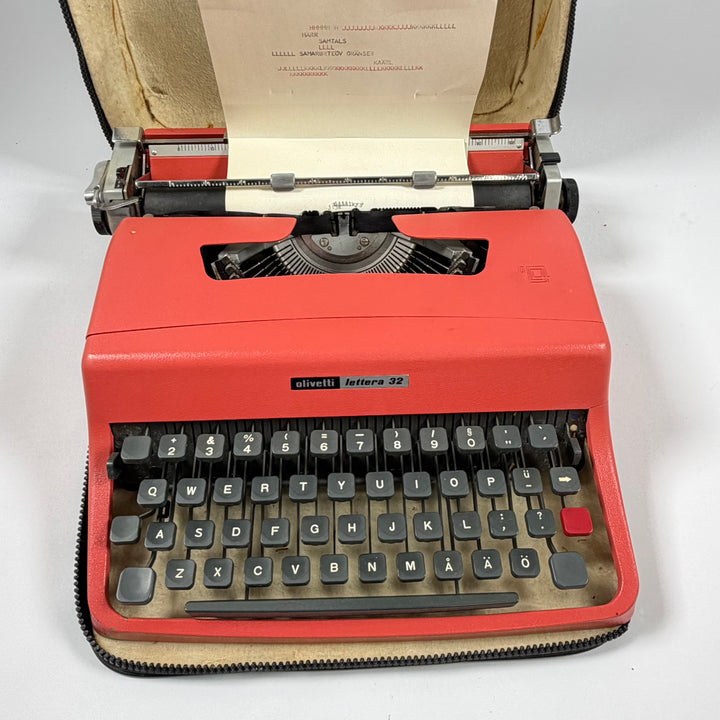 Röd retro skrivmaskin Olivetti Lettera 32